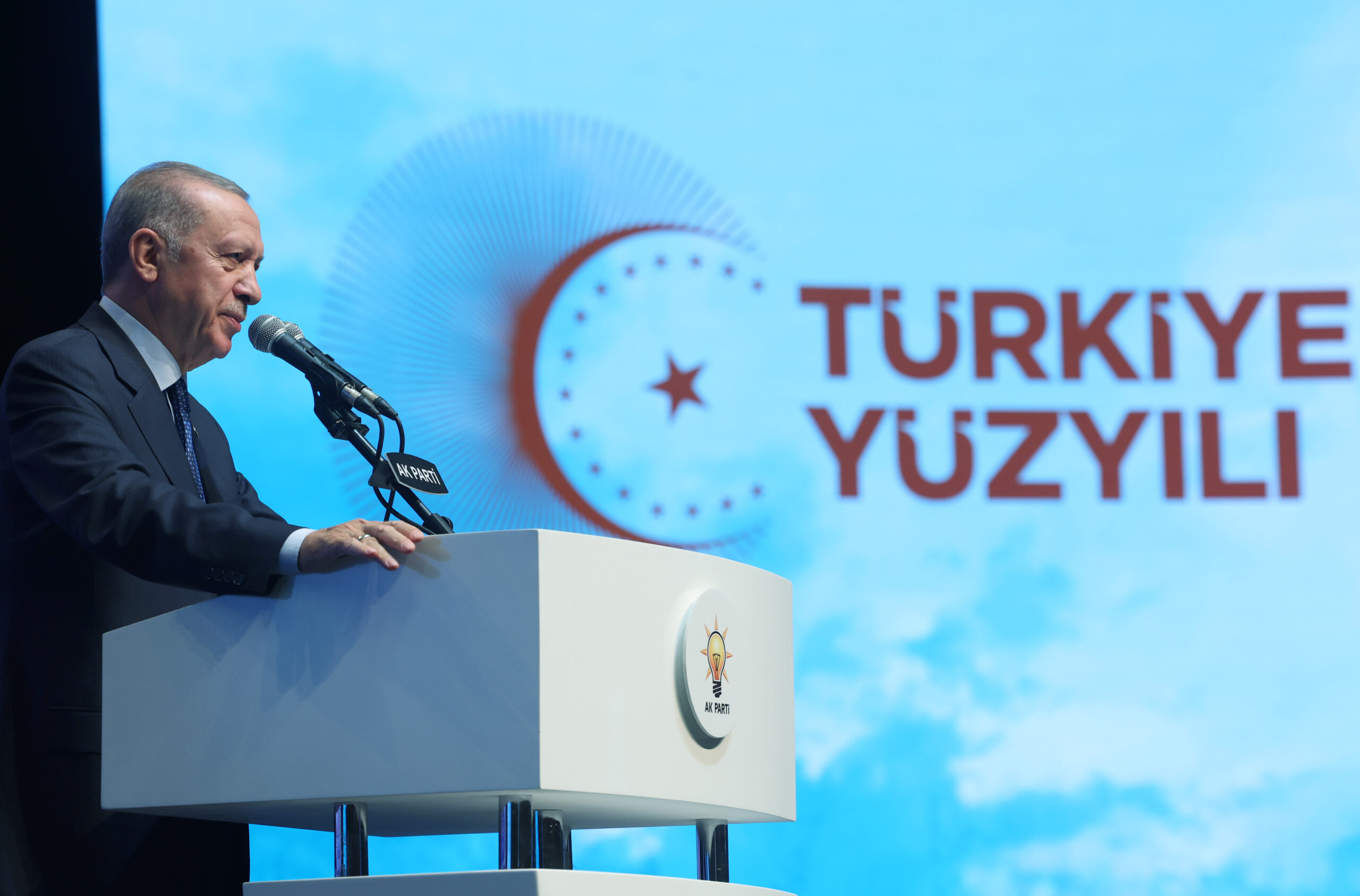 Erdoğan: Bu kifayetsiz muhterisleri siyasette tutmayalım