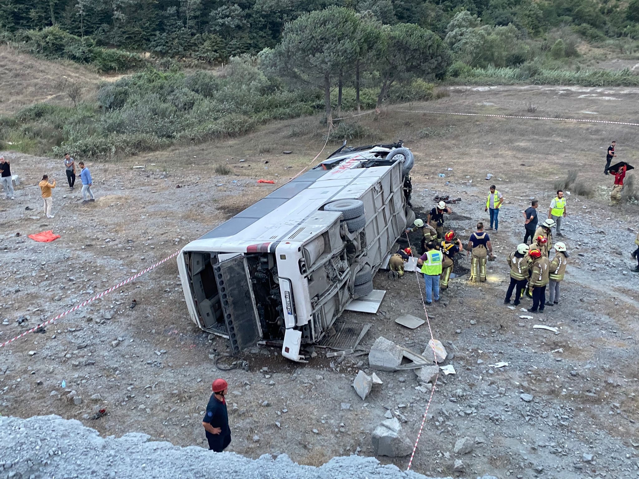 Personel taşıyan otobüs devrildi: 29 yaralı