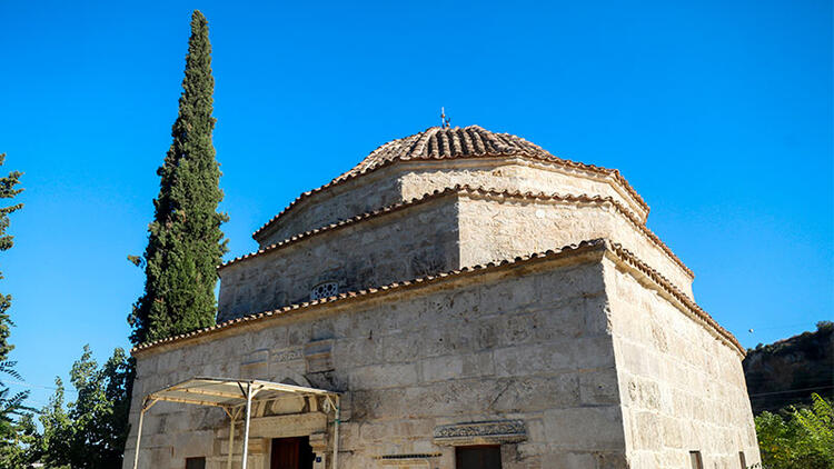 Servi minareli tarihi camiye ‘silüet’ dokunuşu