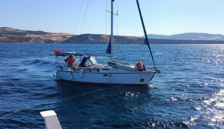 Çanakkale Boğazı’nda sürüklenen tekne kurtarıldı