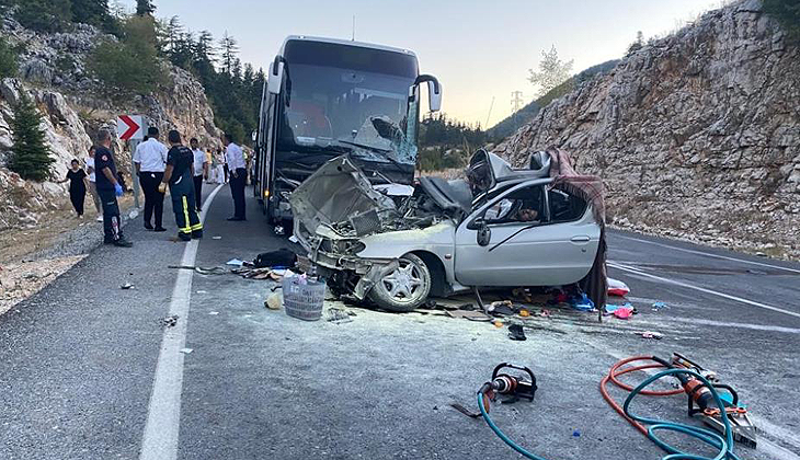 Yolcu otobüsü ile otomobil kafa kafaya çarpıştı: 1 ölü, 5 yaralı