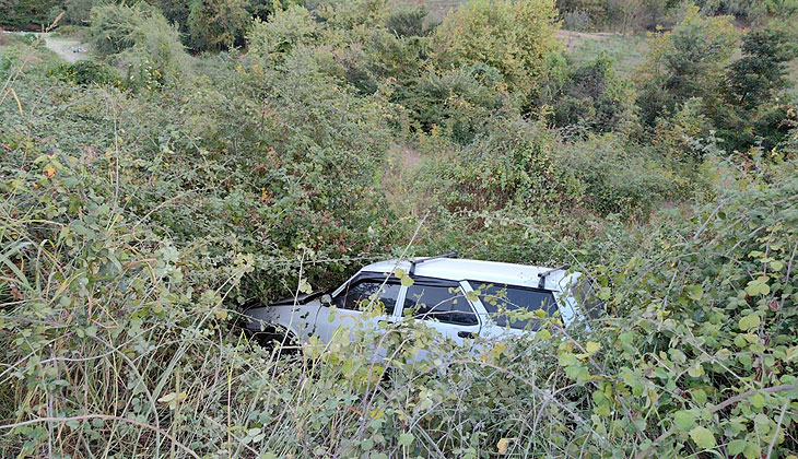 Bursa’da lastiği patlayan otomobil, şarampole uçtu