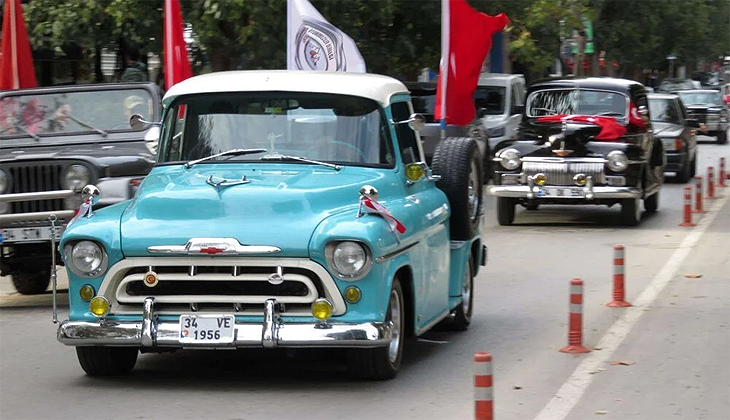 Kadıköy’de klasik otomobillerden Cumhuriyet konvoyu