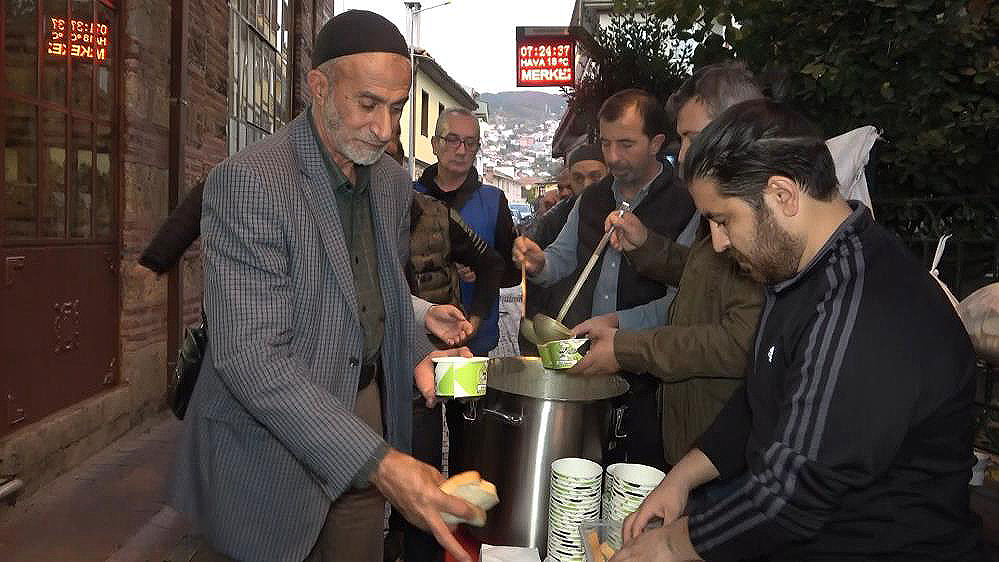 Bursa’da şehitler için dua okutup çorba dağıttılar