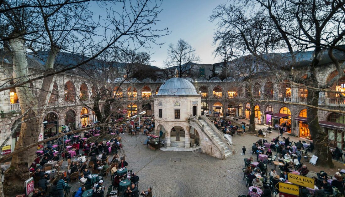 Bursa’nın tarihi mekanı Koza Han’daki kahve fiyatı dudak uçuklattı!