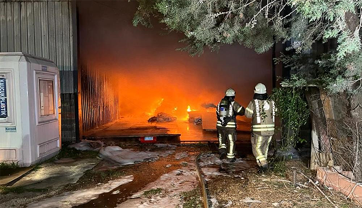 İstanbul’da fabrikanın deposu alev alev yandı