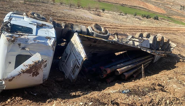 Kontrolden çıkan TIR şarampole devrildi