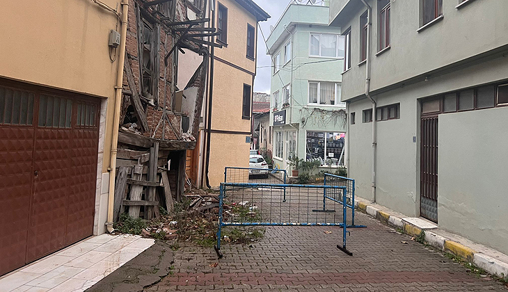 Deprem sonrası Tirilye’de bazı binaların duvarlarında çökme meydana geldi