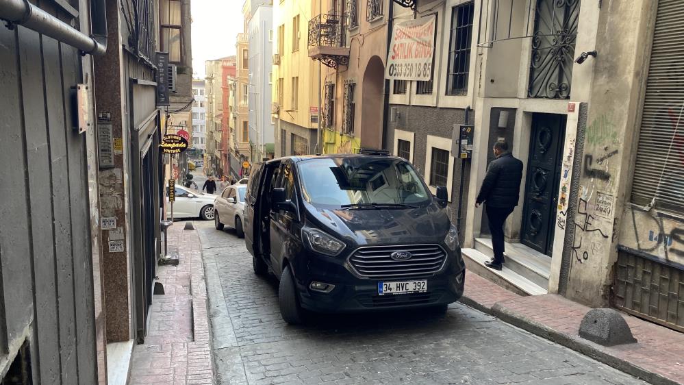 Galata’da şüpheli ölüm: Norveçli turist ölü bulundu, Yunan turist hastanede