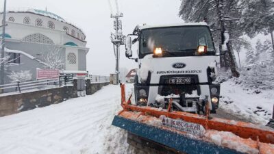 Bursa’nın 63 mahallesinde kar mesaisi