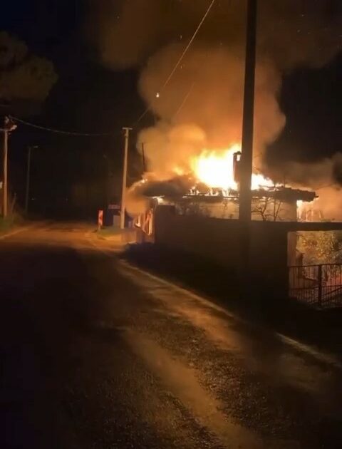 Bursa’da ahşap ev alevlere teslim oldu