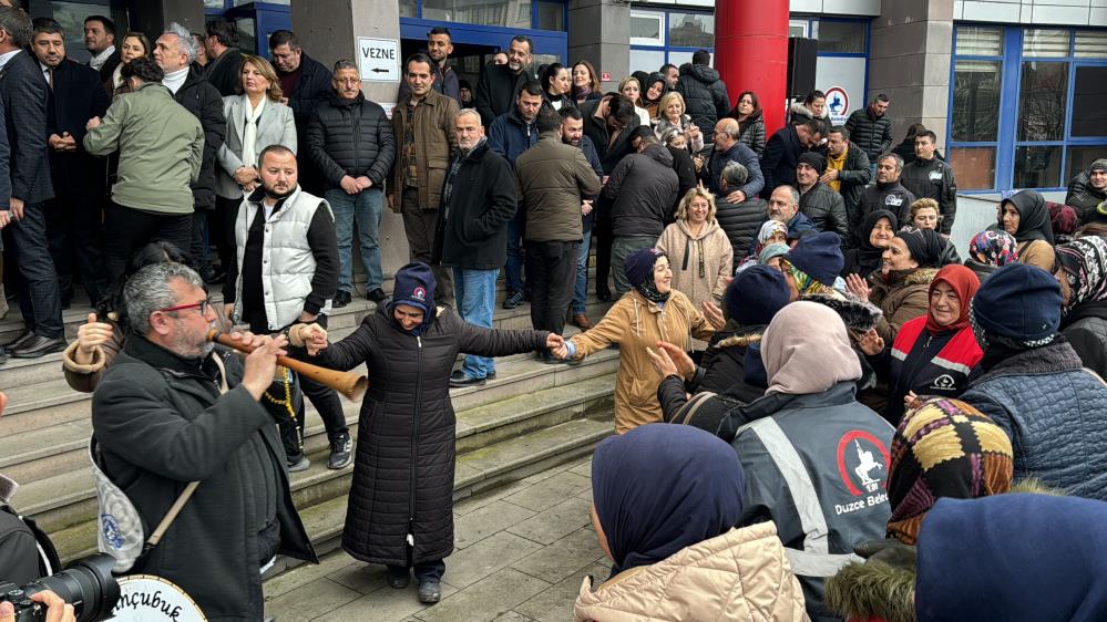 Yüzde 71 zammı, davul ve zurna ile kutladılar