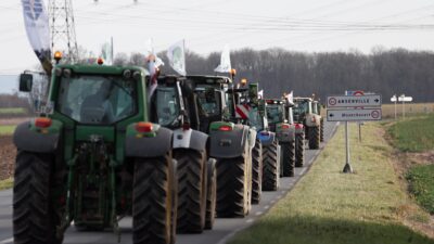Çiftçiler Paris’i abluka altına aldı