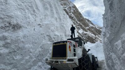 Kar kalınlığı 10 metreyi geçti: Bölgede kardan tüneller açıldı