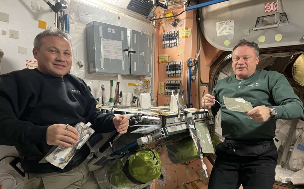 İlk Türk astronot Gezeravcı, uzayda yemek yediği fotoğrafı paylaştı