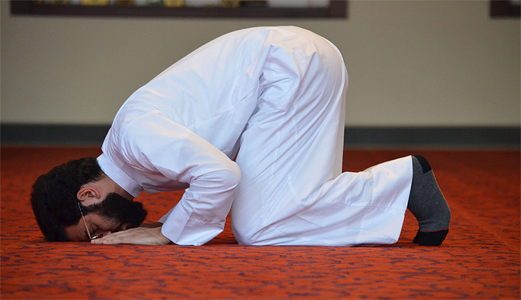 Namaz sırasında kalp krizi geçiren imam secdede vefat etti