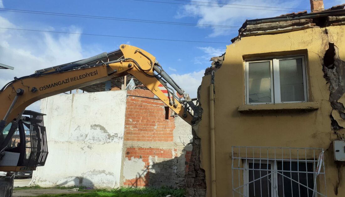 Osmangazi’den mahalleleri güvenli hale getiren yıkım