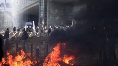 Çiftçiler AB’nin başkentini kilitledi, hükümete geri adım attırdılar