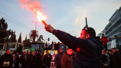 Yunanistan’da çiftçiler yeniden sokakta