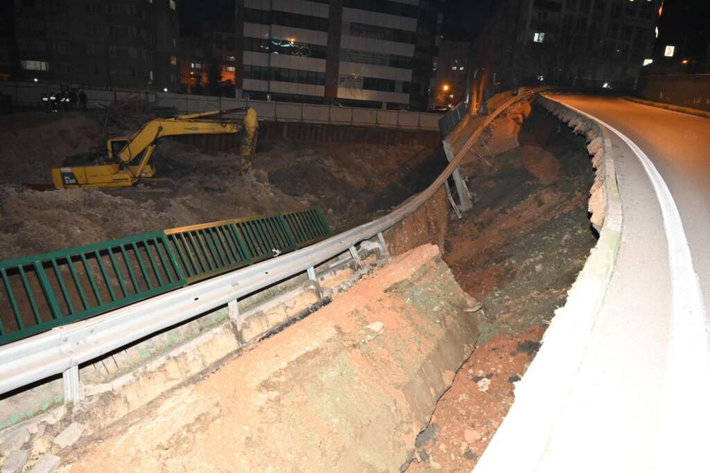 Bursa’da göçük nedeniyle yol trafiğe kapatıldı