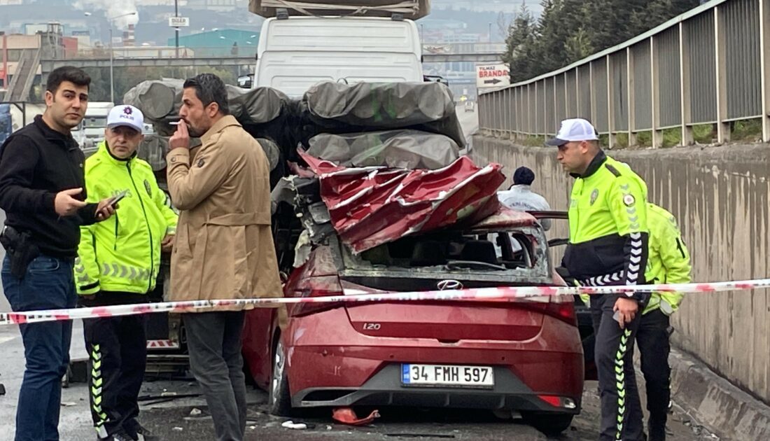 TIR’ın altına giren otomobil yandı