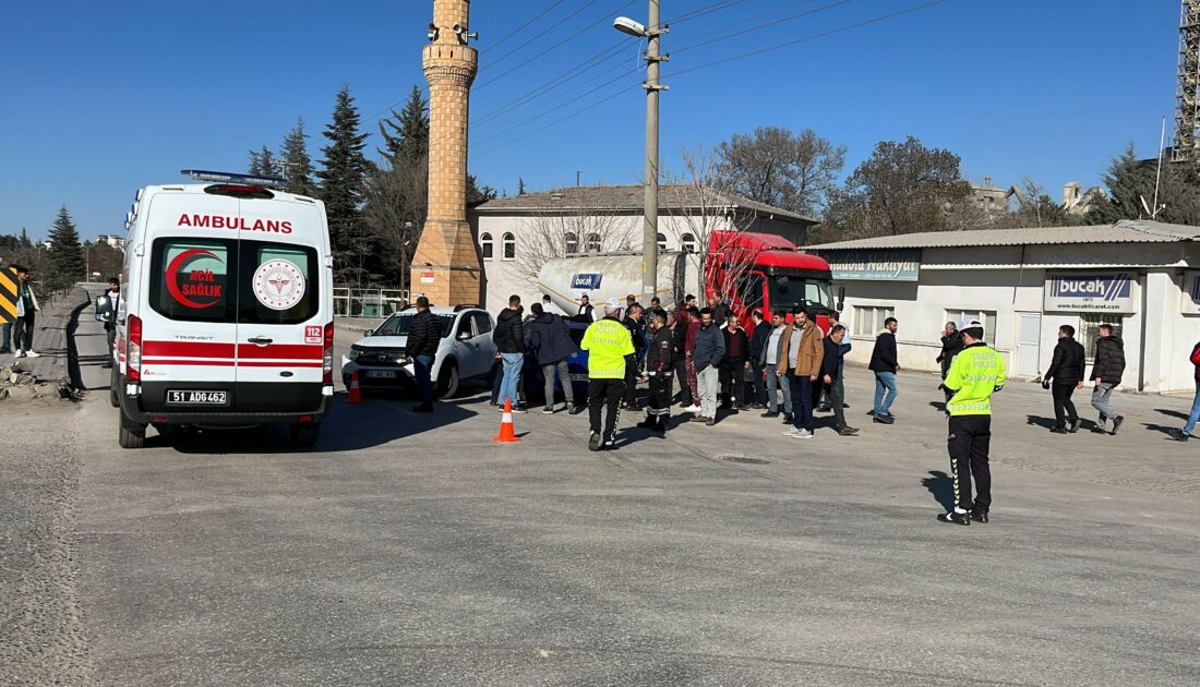 Otomobiller kavşakta çarpıştı: 3 yaralı