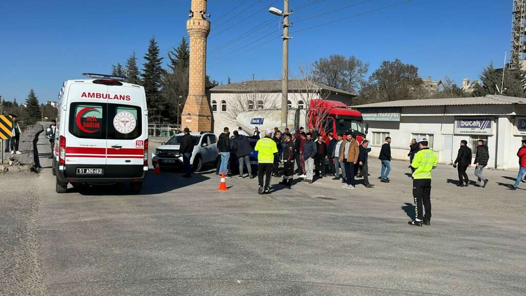 Otomobiller kavşakta çarpıştı: 3 yaralı