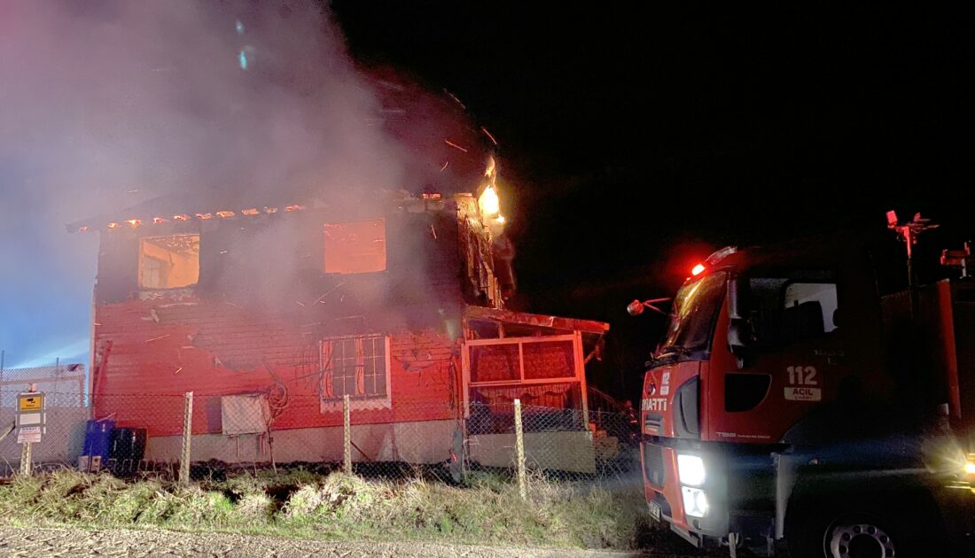 Alevlere teslim olan ev kullanılmaz hale geldi