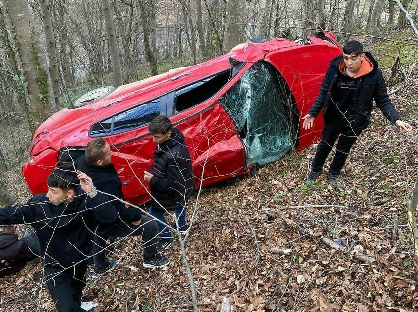 Kiraladıkları araçla kaza yaptılar: 1’i ağır, 2 yaralı