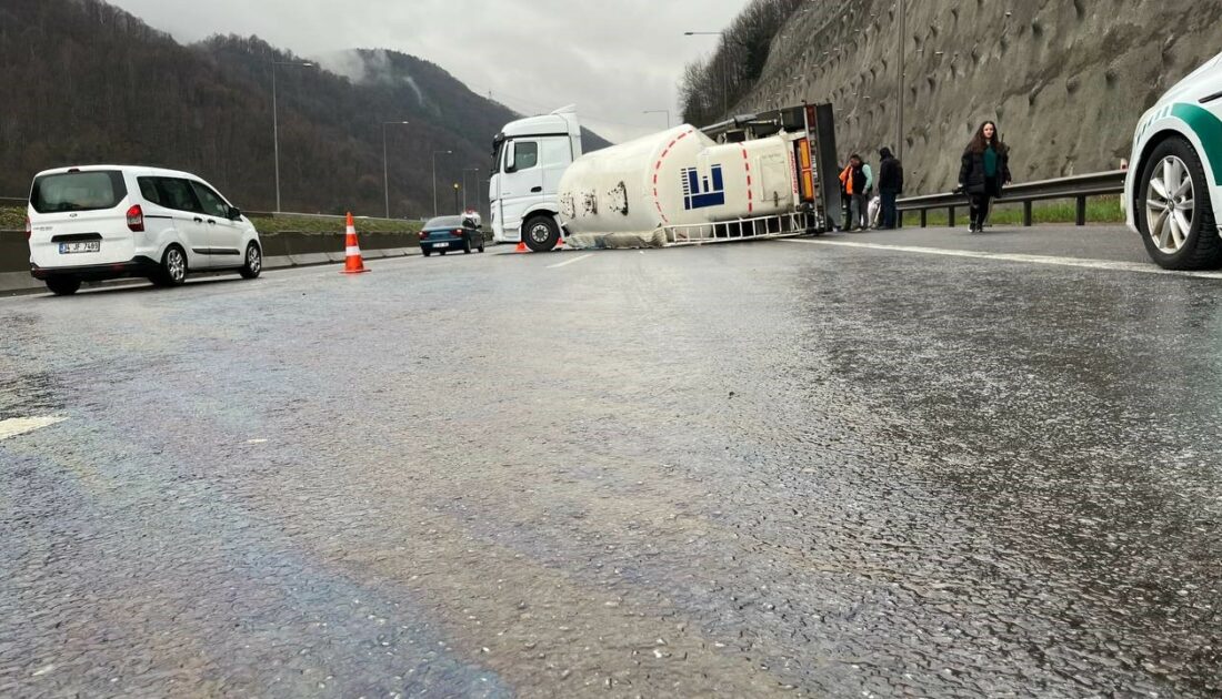 Otoyolda çimento yüklü TIR’ın silobas dorsesi devrildi