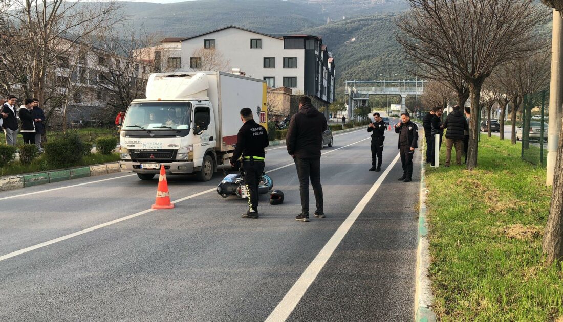 Bursa’da feci kaza! Önce ağaca sonra kaldırıma çarptı