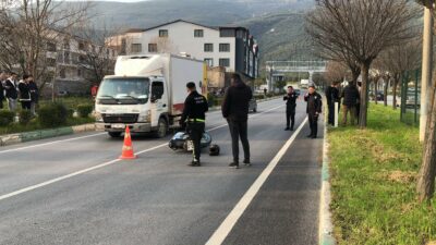 Bursa’da feci kaza! Önce ağaca sonra kaldırıma çarptı