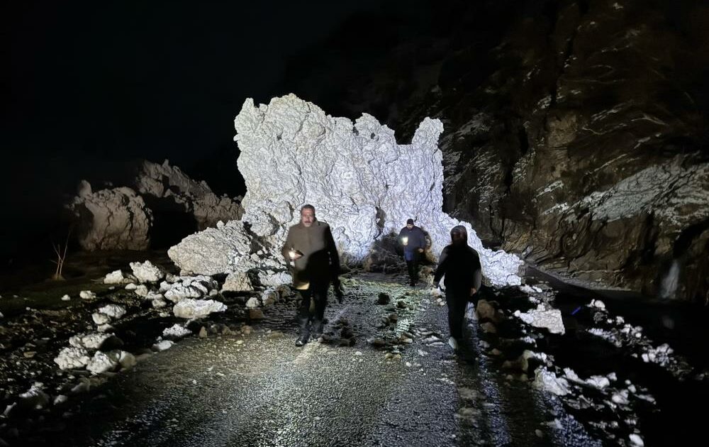 Çatak-Pervari kara yolu çığ nedeniyle kapandı