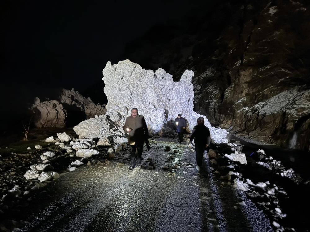 Çatak-Pervari kara yolu çığ nedeniyle kapandı