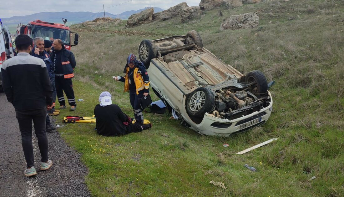 Hafif ticari araç takla attı: 4 yaralı