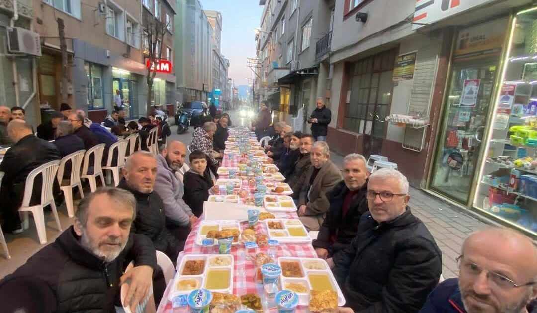 Bursa’da mahalle gençlerinden bin kişilik iftar