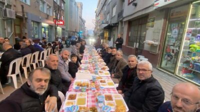 Bursa’da mahalle gençlerinden bin kişilik iftar