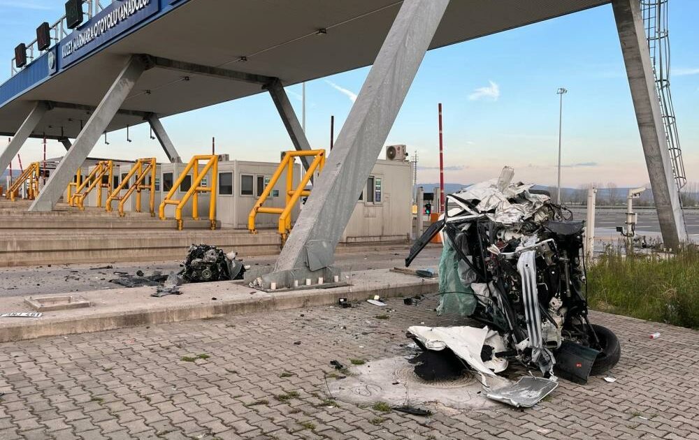 Gişeye çarpıp motoru fırlayan otomobilin sürücüsü hayatını kaybetti