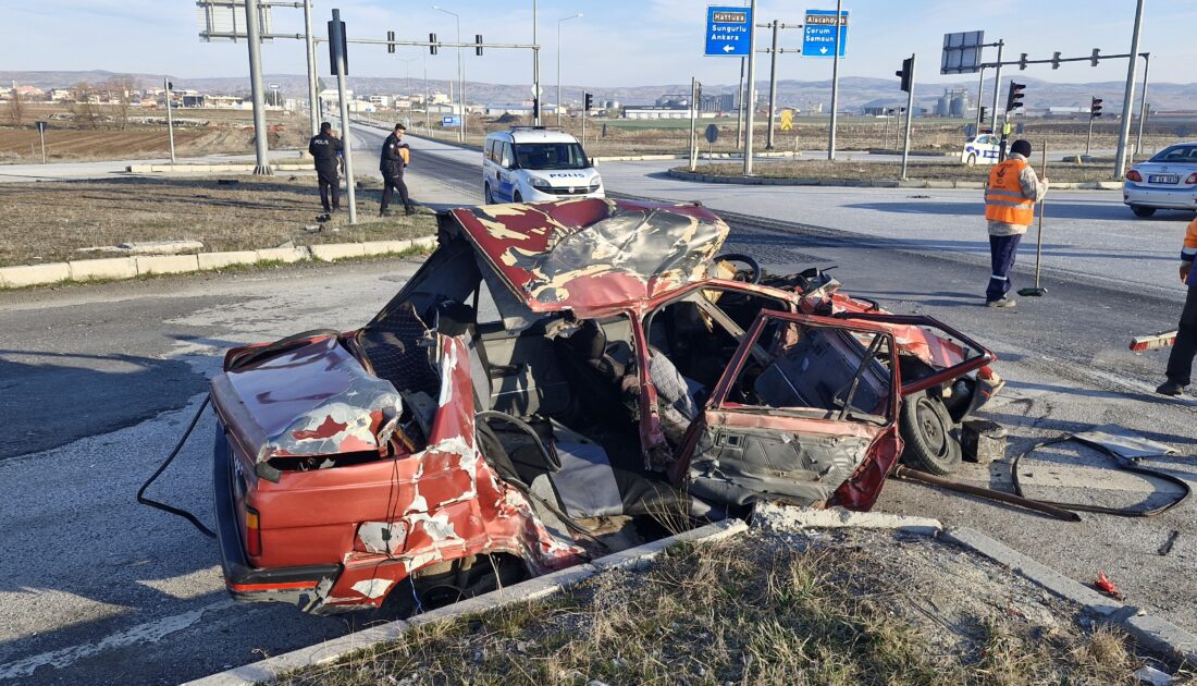 Kamyon, çarptığı otomobili biçti: 1 ağır yaralı