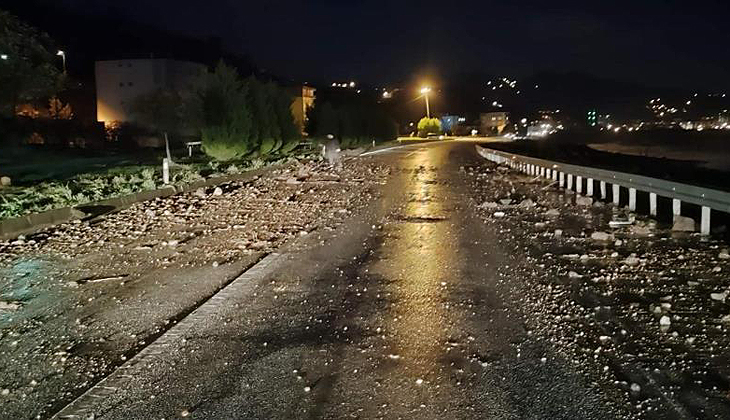 Deniz taşkını Karadeniz Sahil Yolu’nda ulaşımı aksattı