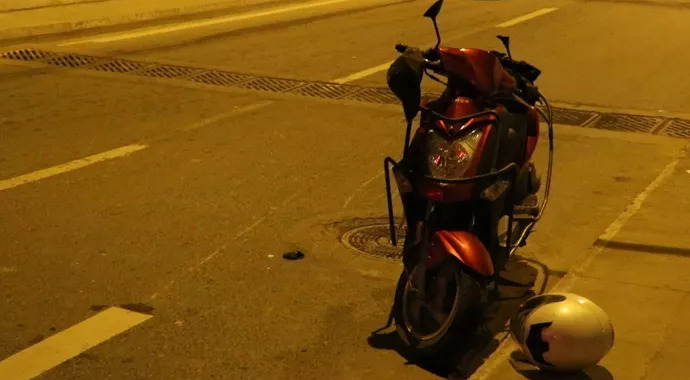 Üst geçidi kullanmayan 2 kişiye motosiklet çarptı