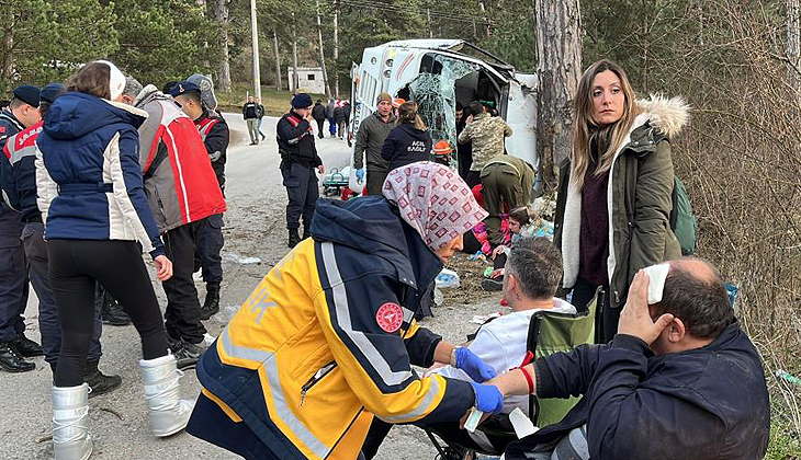 Bolu’da minibüs devrildi: 19 yaralı