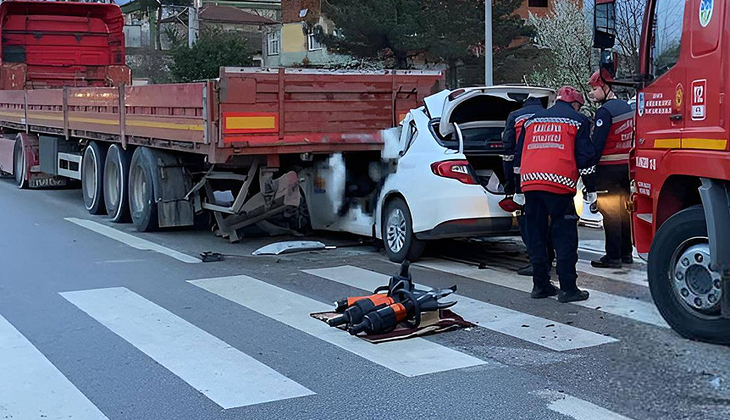 Otomobil TIR’a ok gibi saplandı: 1 ölü