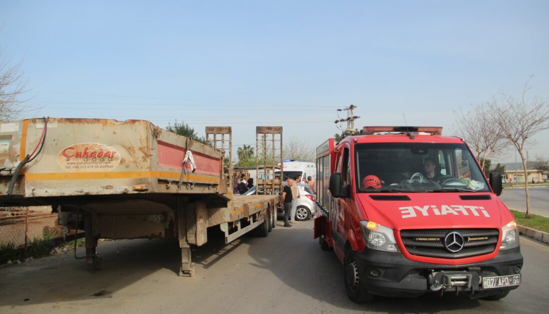 Park halindeki römorka çarpan otomobil sürücüsü ağır yaralandı