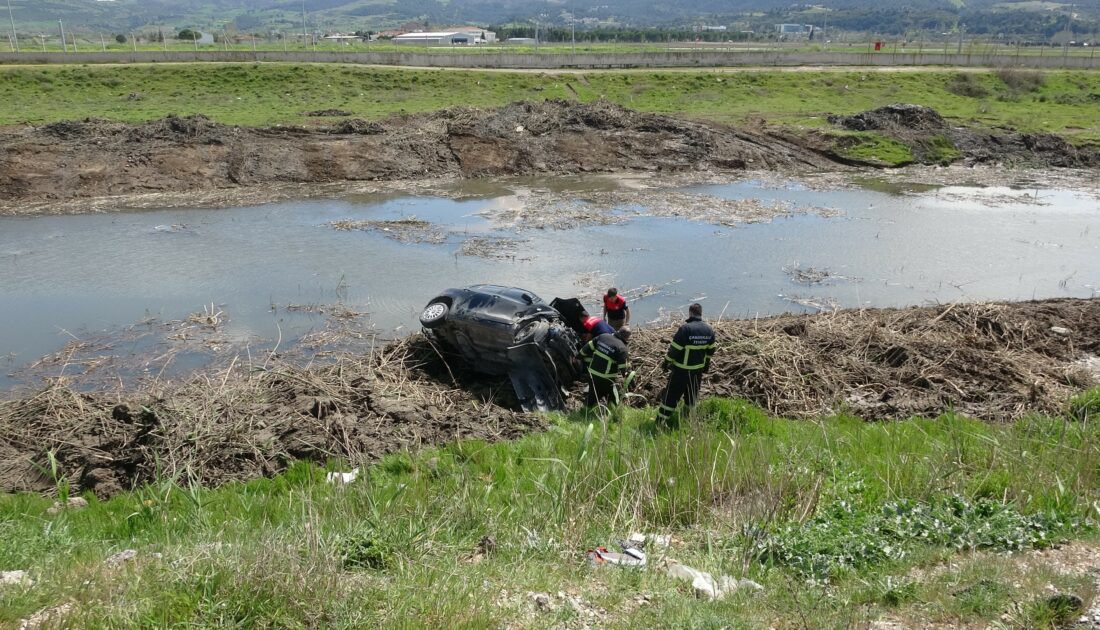 Kaldırıma çarpan otomobil çay yatağına uçtu