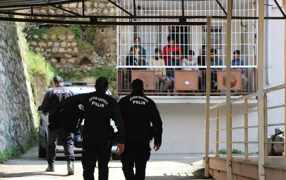 Yakalanan 64 kaçak göçmenden 25’i Göç İdaresi Müdürlüğü binasından kaçtı