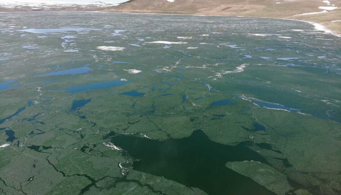 Kars’ın zirvesindeki gölün buzları çözülüyor