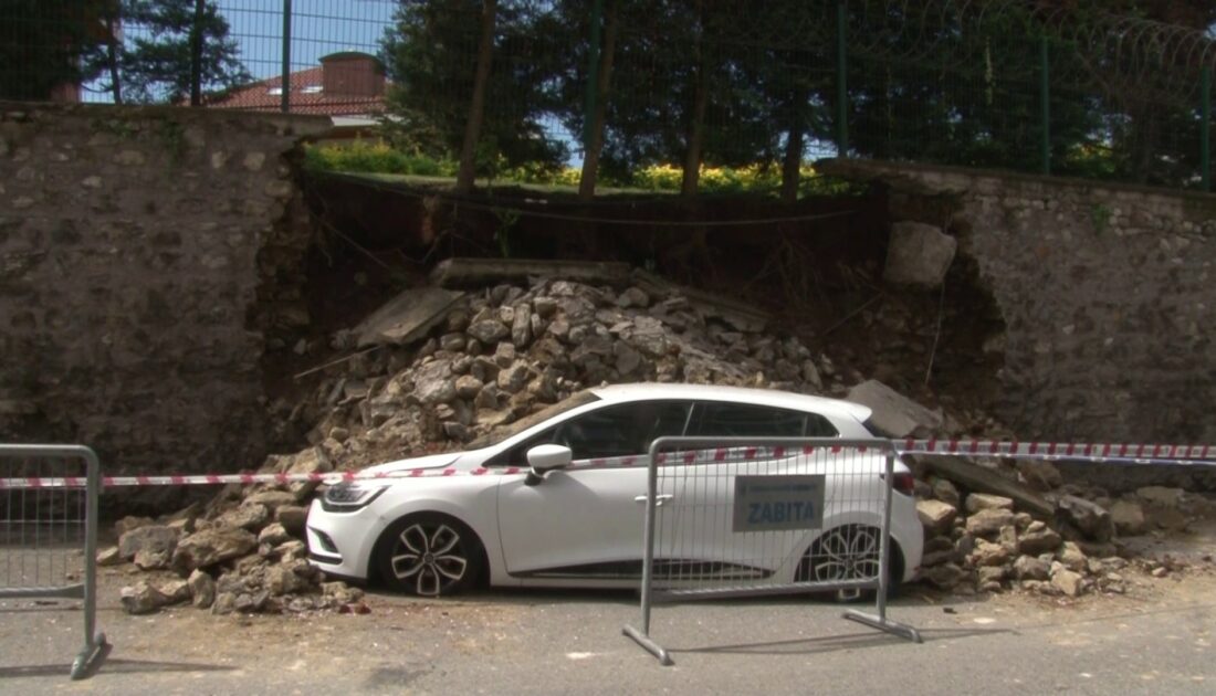 İstanbul’da site duvarı çöktü, 2 otomobil altında kaldı
