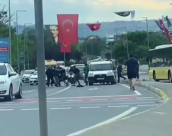 İstanbul’da motosikletliler, sürücüye saldırdı: O anlar kamerada