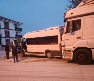 Park halindeyken freni patlayan TIR minibüse çarptı